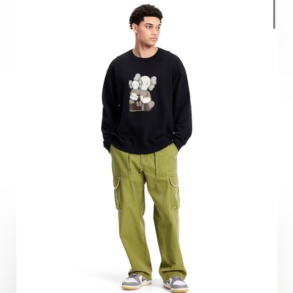 NEW UNIQLO x KAWS Crewneck Sweatshirt Black Size Small Black Oversized - Picture 1 of 14